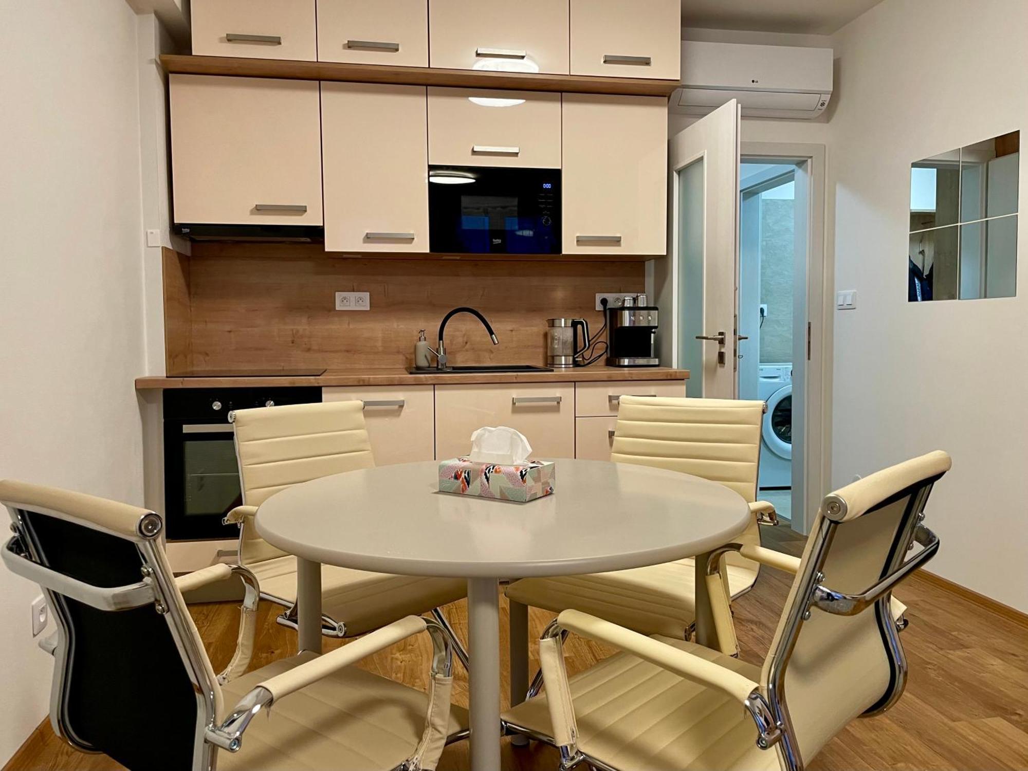 Apartman Astra Sezimovo Usti Ngoại thất bức ảnh