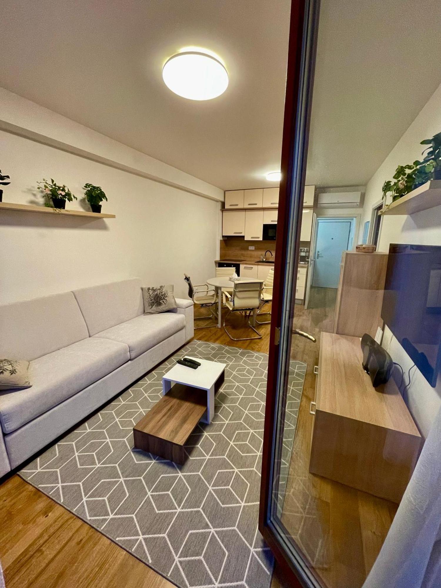 Apartman Astra Sezimovo Usti Ngoại thất bức ảnh